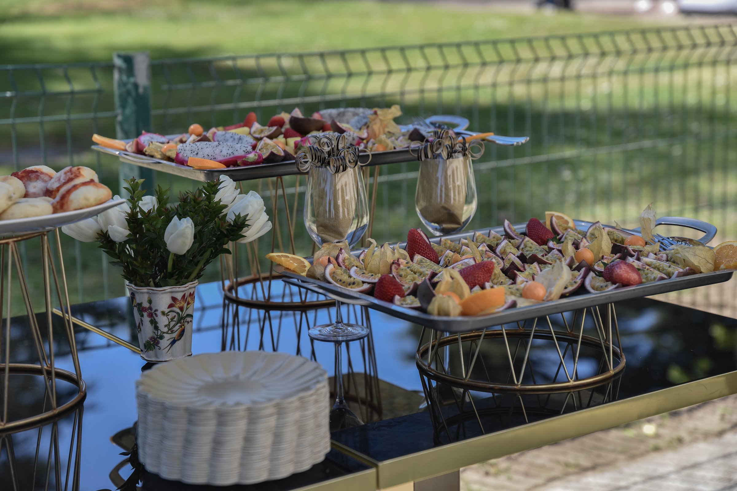 Buffet di frutta del brunch nel giardino